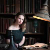 En realistisk bild av en vacker kvinna i ett gammalt bibliotek med trähyllor fyllda med böcker, en grön läslampa och en läderfåtölj. Sigma 85mm f/1.4